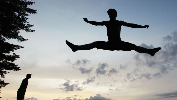Парень прыгает на батуте. Архивное фото - Sputnik Кыргызстан