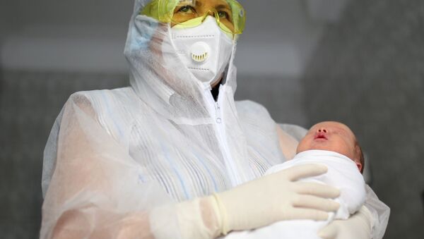 Медицинский работник и новорожденный ребенок в роддоме. Архивное фото - Sputnik Кыргызстан