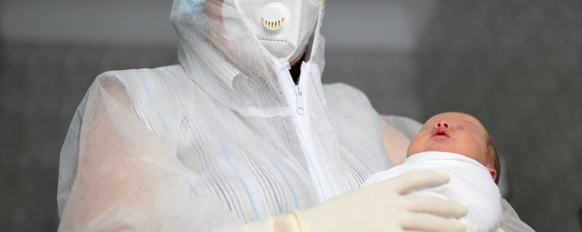 Медицинский работник и новорожденный ребенок в роддоме. Архивное фото - Sputnik Кыргызстан, 1920, 18.08.2021