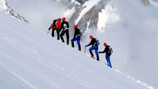 Альпинисты поднимаются на ледник. Архивное фото - Sputnik Кыргызстан