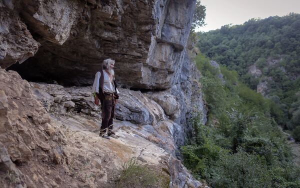 Отшельник в Сербии покинул свою пещеру, чтобы вакцинироваться от COVID-19 - Sputnik Кыргызстан