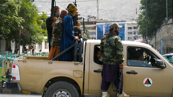 Бойцы Талибана на улице в Кабуле. Архивное фото - Sputnik Кыргызстан