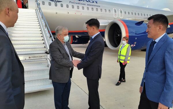 Его, а затем посла Кубы в России Хулио Антонио Гармендия Пенья, встретил полпред президента Мирбек Кожоев - Sputnik Кыргызстан