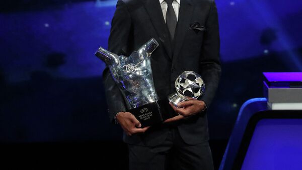 Награда лучшего игрока УЕФА. Архивное фото - Sputnik Кыргызстан