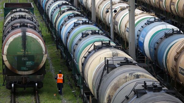 Нефть продуктылары учун темир жол цистерналары. Архив - Sputnik Кыргызстан