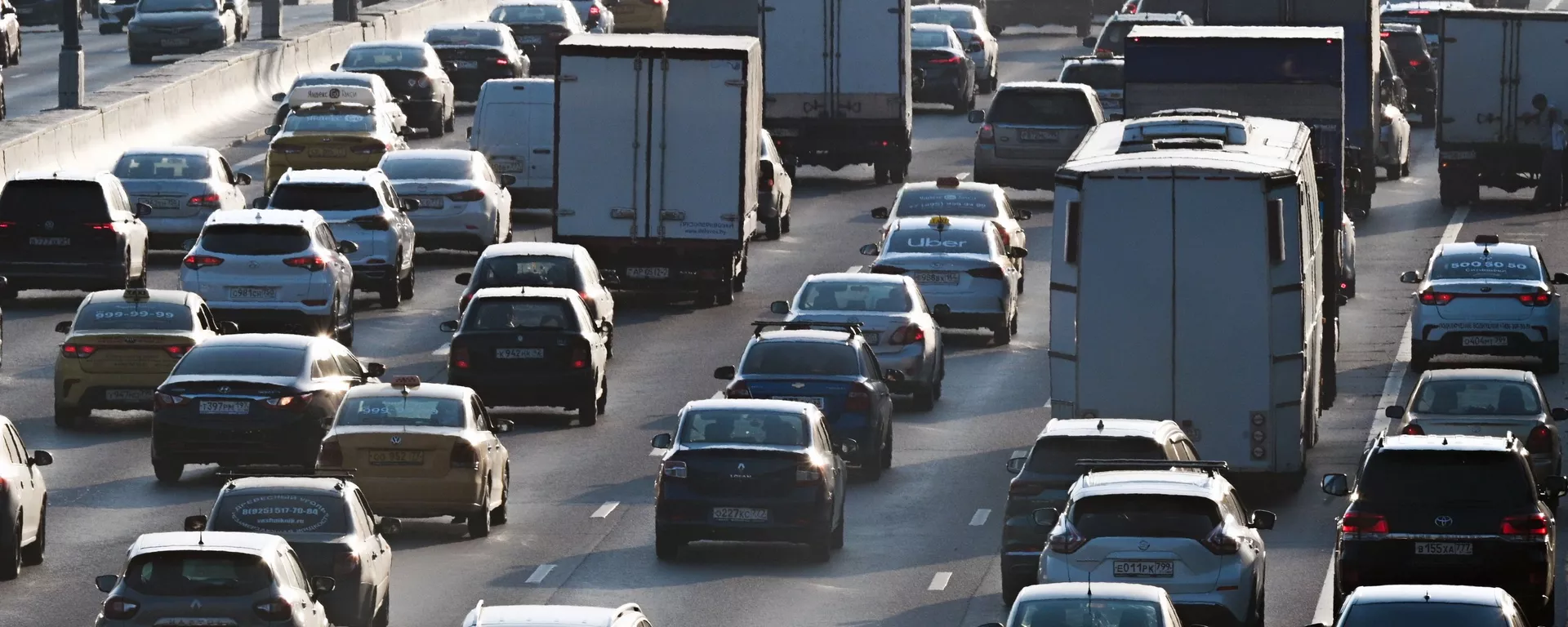 Автомобили на трассе МКАД  - Sputnik Кыргызстан, 1920, 29.04.2026