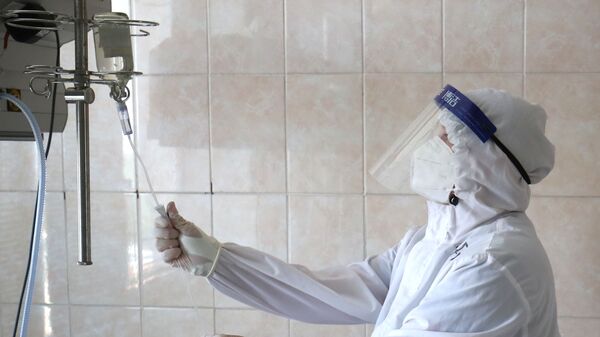 Медицинский работник ставит капельницу пациенту в отделении реанимации. Архивное фото - Sputnik Кыргызстан