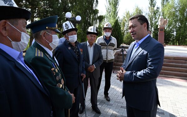 Жапаров также тепло побеседовал со старейшинами села, где родился Абдрахманов - Sputnik Кыргызстан