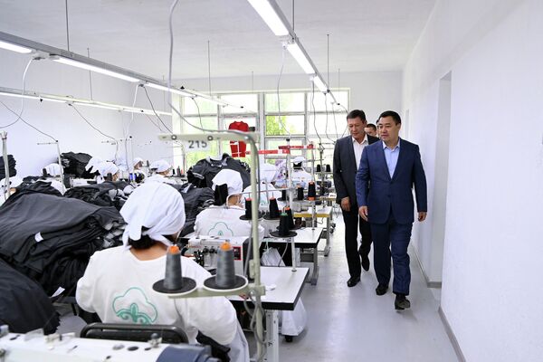 В рамках рабочей поездки по региону президент Садыр Жапаров ознакомился с условиями труда, обустройством рабочих мест и состоянием техники на предприятии - Sputnik Кыргызстан