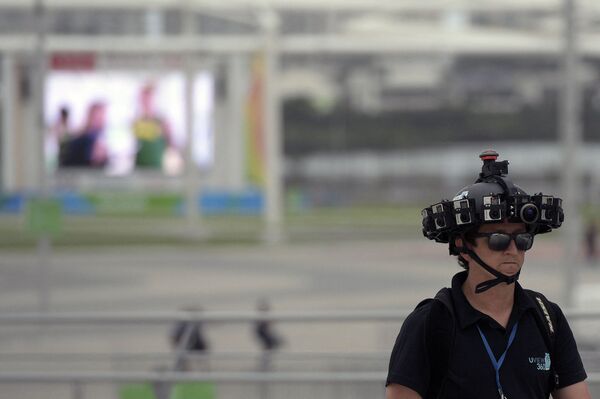 Мужчина в шлеме с камерой 360 в Олимпийском парке перед Олимпийскими играми в Рио-де-Жанейро, Бразилия - Sputnik Кыргызстан