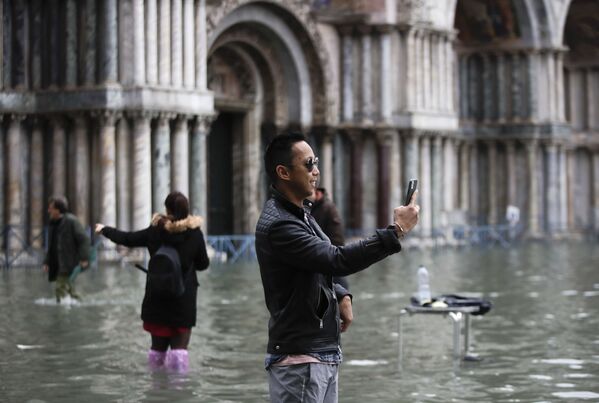 Туристы фотографируются на затопленной площади святого Марка в Венеции - Sputnik Кыргызстан