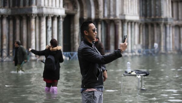 Туристы фотографируются на затопленной площади святого Марка в Венеции - Sputnik Кыргызстан