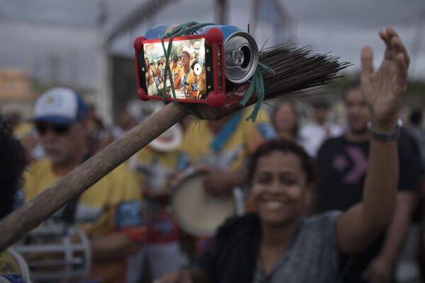 Участник группы самбы превращает метлу, пивную банку и резиновую ленту в палку для селфи на Дне самбы в Рио-де-Жанейро, Бразилия - Sputnik Кыргызстан