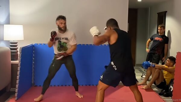 Болел за Бусурманкула, спарринговал со звездой UFC — видео подготовки Физиева к бою - Sputnik Кыргызстан