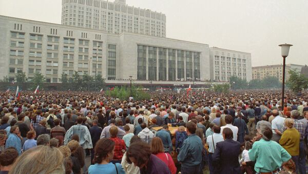 Манифестация у здания Верховного Совета РСФСР под названием Акция в защиту Белого дома. 19 августа 1991 года - Sputnik Кыргызстан