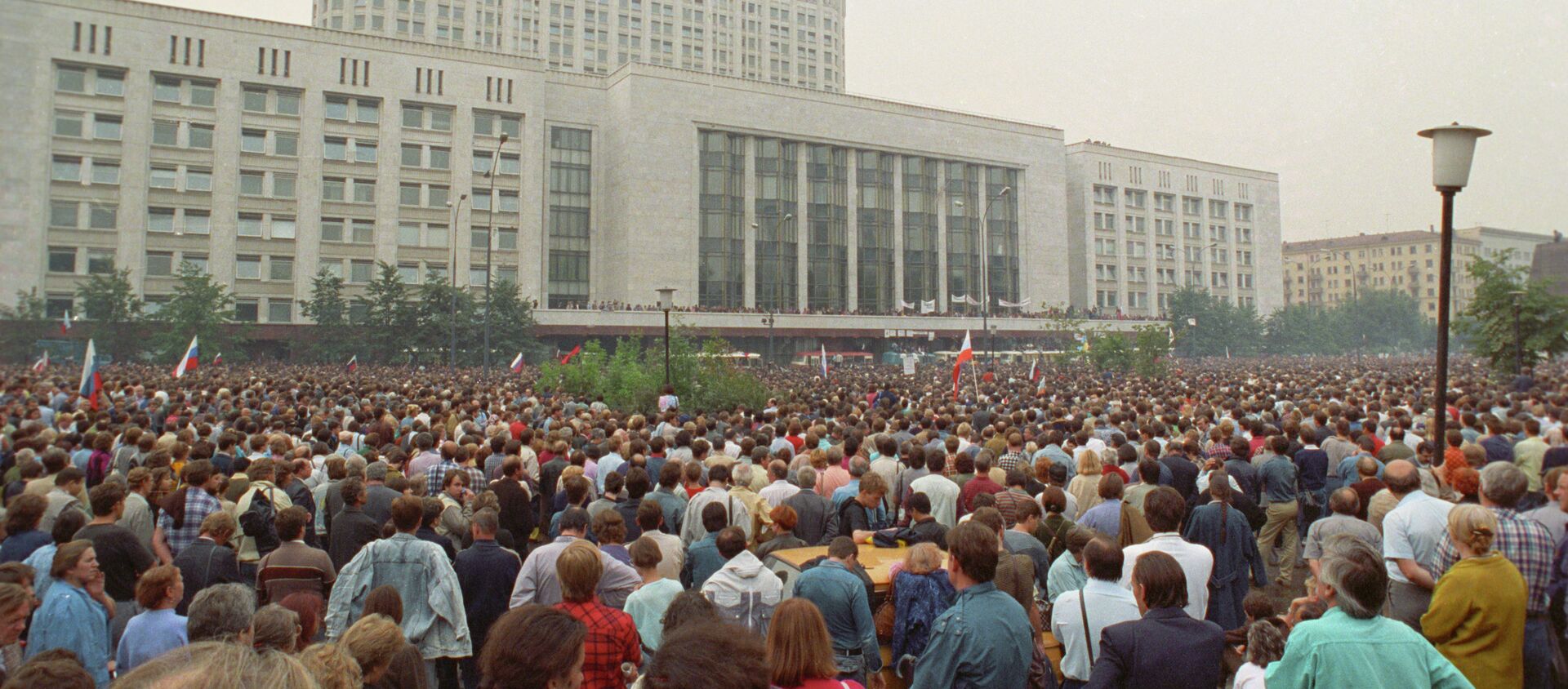 Манифестация у здания Верховного Совета РСФСР под названием Акция в защиту Белого дома. 19 августа 1991 года - Sputnik Кыргызстан, 1920, 22.08.2021