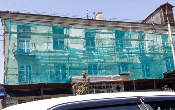 Дом расположен напротив торгового центра Bishkek Park и его облик находился в плачевном состоянии. - Sputnik Кыргызстан