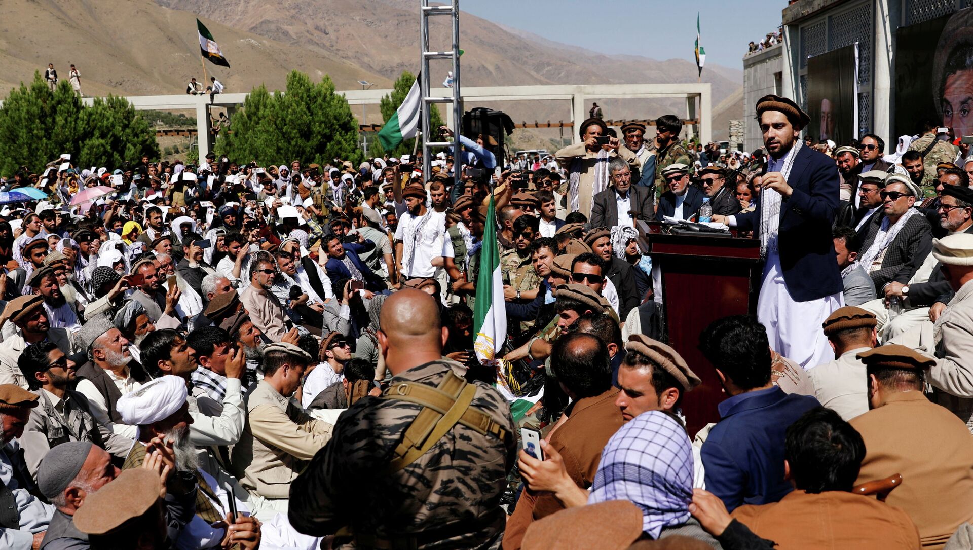 Лидер сопротивления Ахмад Масуд выступает перед своими сторонниками в провинции Панджшер, Афганистан - Sputnik Кыргызстан, 1920, 06.09.2021