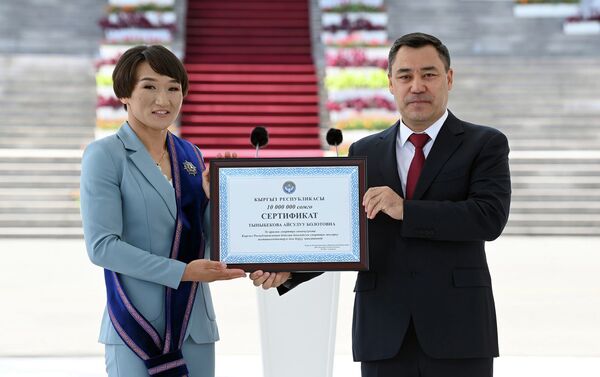 Вручение сертификата на 10 миллионов сомов серебряной медалистке Олимпийских игр в Токио Айсулуу Тыныбековой  - Sputnik Кыргызстан