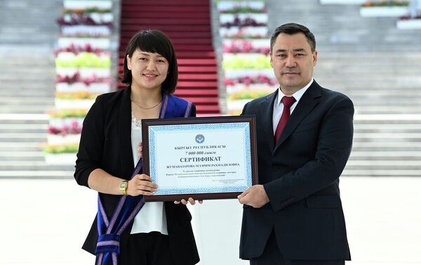 Вручение сертификата на 7 миллионов сомов бронзовой медалистке Олимпийских игр в Токио Мээрим Жуманазаровой - Sputnik Кыргызстан