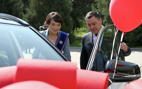 Президент Садыр Жапаров вручает автомобиль марки Toyota Rav 4 серебряной медалистке Олимпийских игр в Токио Айсулуу Тыныбековой - Sputnik Кыргызстан