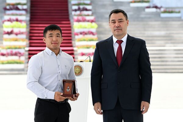  Участник Олимпийских игр в Токио, борец Жоламан Шаршенбеков на торжественной церемонии вручения государственных наград  - Sputnik Кыргызстан