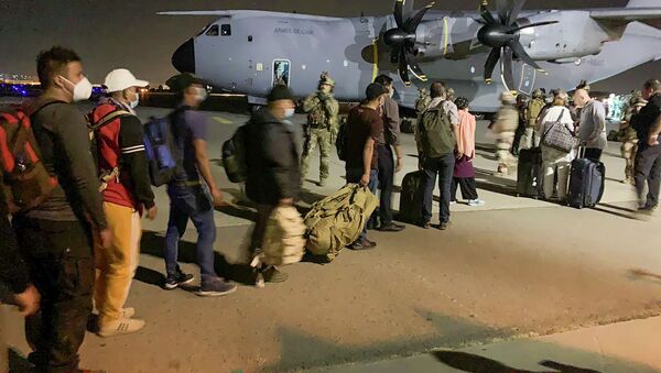 Люди в очереди на посадку во французский военно-транспортный самолет в аэропорту Кабула - Sputnik Кыргызстан