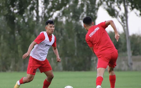 Сборная Кыргызстана по футболу начала учебно-тренировочные сборы перед товарищеским Кубком трех наций в Бишкеке - Sputnik Кыргызстан