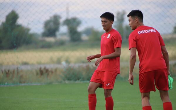 Некоторые из игроков, которые выступают в зарубежных клубах, прибудут до 31 августа - Sputnik Кыргызстан