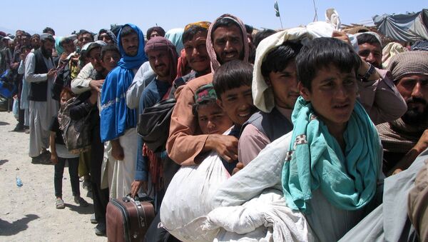 Люди на пропускном пункте в пакистано-афганском пограничном городе Чаман - Sputnik Кыргызстан
