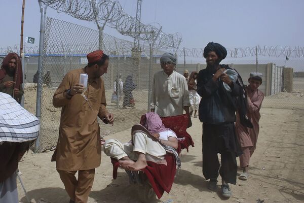 Афганские беженцы въезжают в Пакистан через пограничный переход в Чамане - Sputnik Кыргызстан
