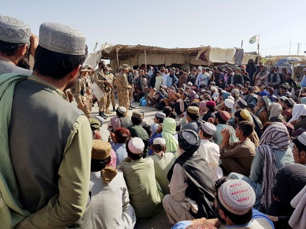 Солдаты пакистанской армии разговаривают с людьми, которые собираются пересечь пункт пропуска в пакистано-афганском пограничном городе Чаман - Sputnik Кыргызстан