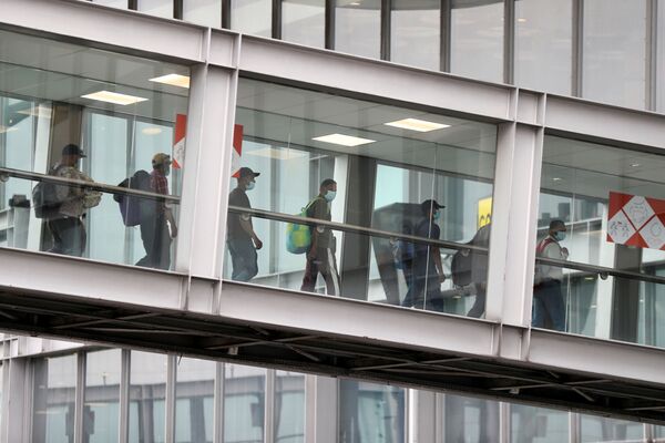 Эвакуированные люди из Афганистана прибывают в аэропорт Руасси-Шарль-де-Голль, Франция  - Sputnik Кыргызстан