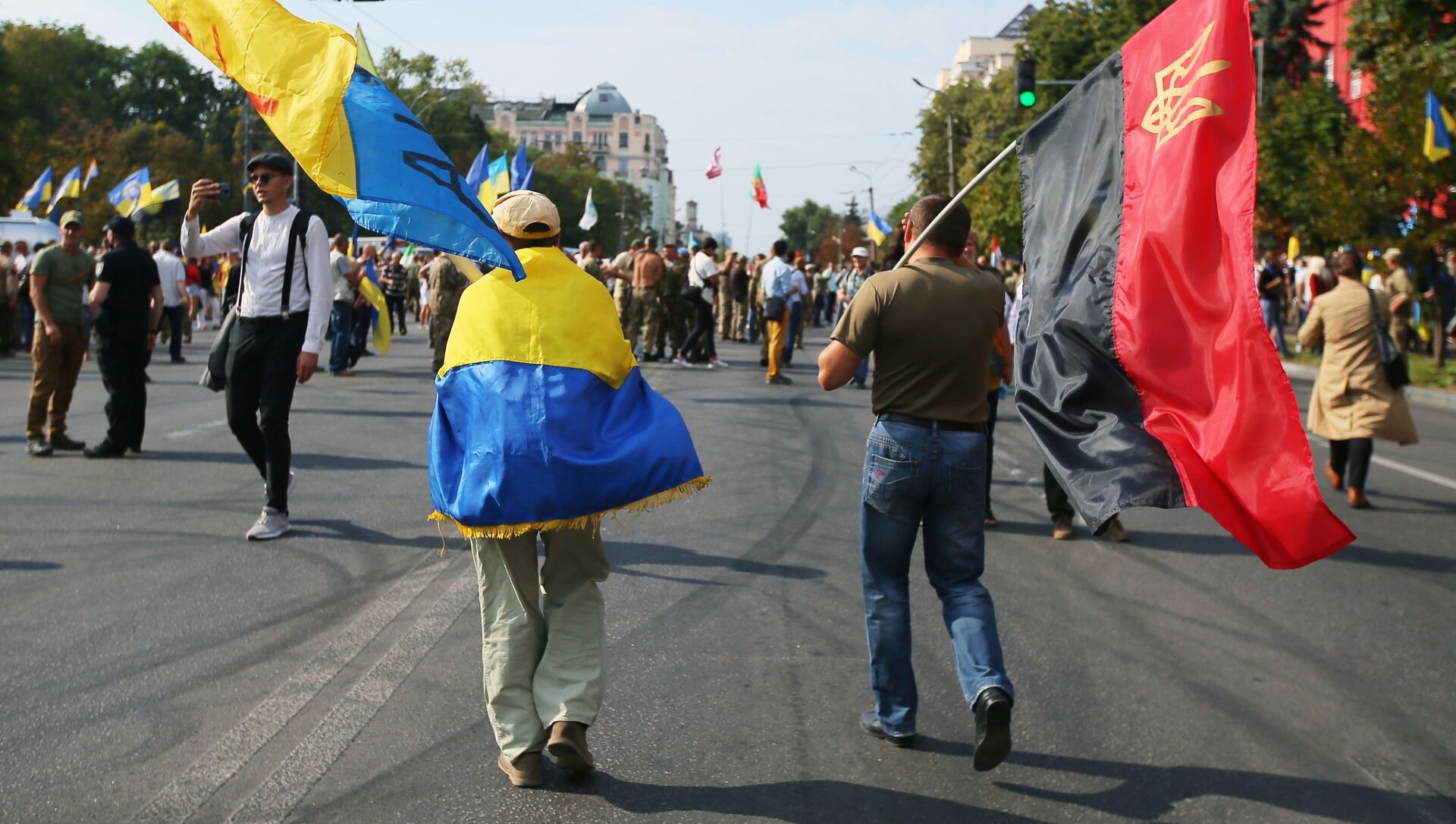 Участники Марша защитников Украины в Киеве. Архивное фото - Sputnik Кыргызстан, 1920, 24.08.2021