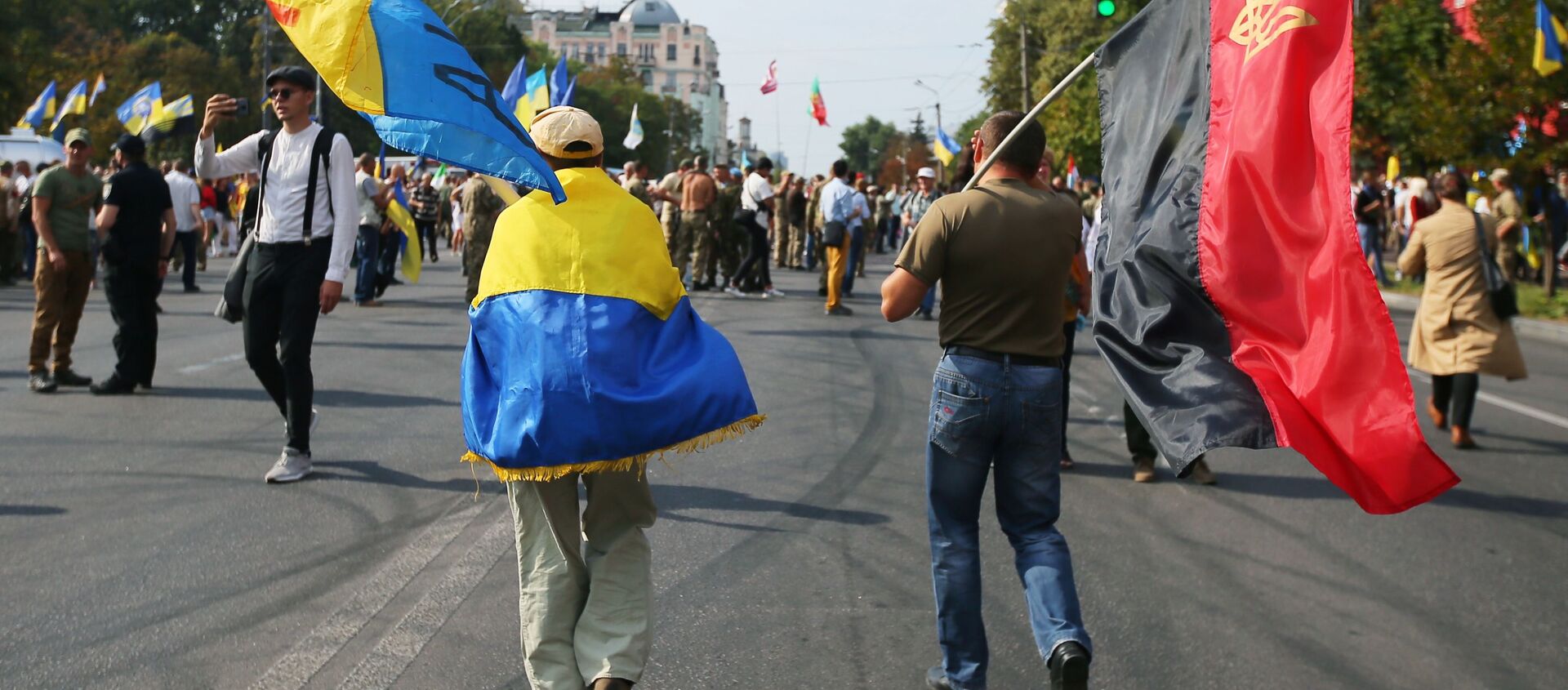 Участники Марша защитников Украины в Киеве. Архивное фото - Sputnik Кыргызстан, 1920, 24.08.2021