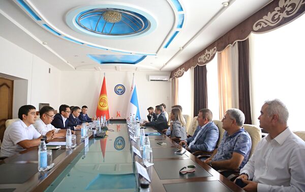 Соглашение подписали исполняющий обязанности мэра города Алмаз Мамбетов и президент турецкой компании Илхан Доган - Sputnik Кыргызстан