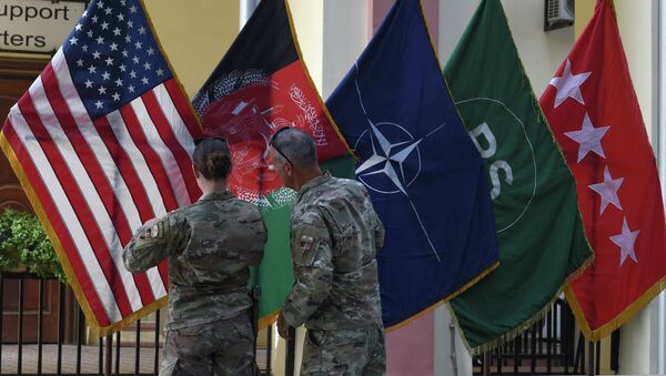 Америкалык аскерлер АКШ жана Афганистан желектерин түздөп жатышат Кабул шаарында. Архив - Sputnik Кыргызстан