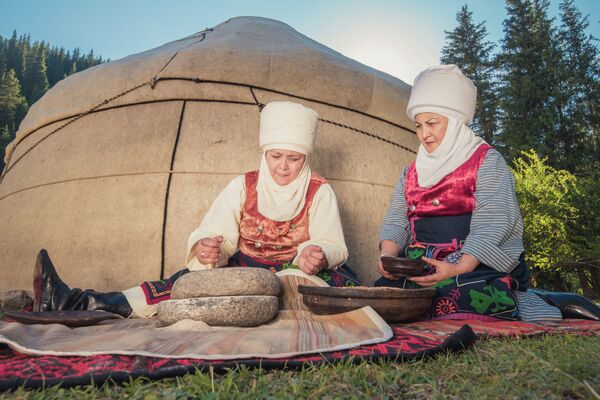 Показ кыргызской национальной одежды в джайлоо Кок-Жайык - Sputnik Кыргызстан