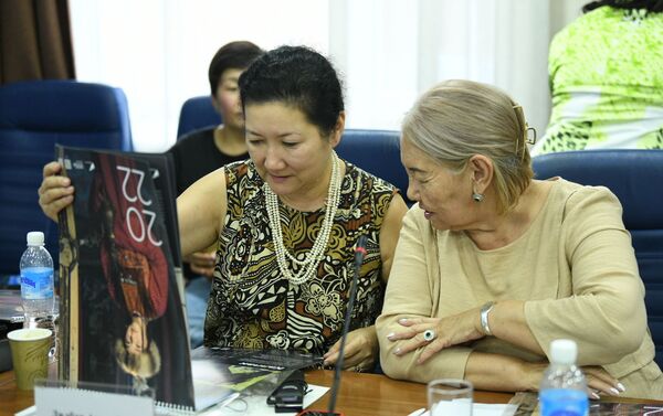 Она показала участникам конференции проекты редакции, рассказывающие о культуре, традициях и наследии кыргызов - Sputnik Кыргызстан