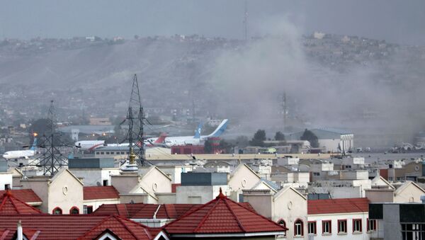 Дым поднимается от взрыва возле аэропорта в Кабуле. Афганистан. 26 августа 2021 года - Sputnik Кыргызстан