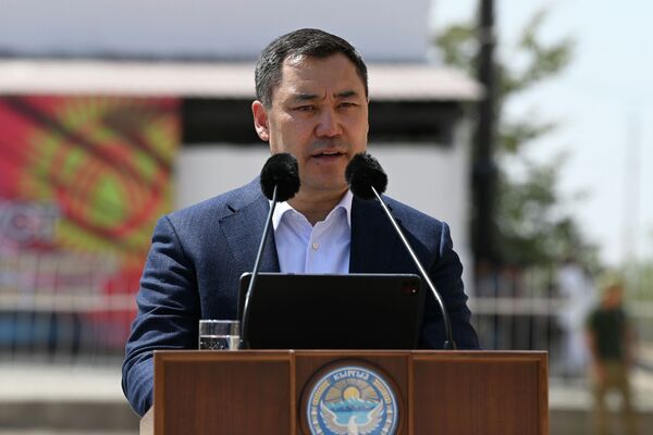 Выступая перед местными жителями, Жапаров отметил, что во время последних событий на границе в Баткенской области народ Кыргызстана еще раз показал пример единства и сплоченности - Sputnik Кыргызстан