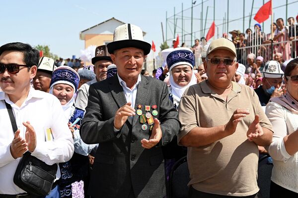Соотечественники не только из Кыргызстана, но и из других стран предложили помощь, напомнил Жапаров - Sputnik Кыргызстан