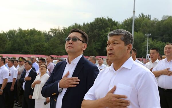 Анын алкагында бүгүн, 27-август күнү, Ош шаарынын борбордук аянтында мамлекеттик желекти жаңыртуу боюнча салтанаттуу иш-чара өттү - Sputnik Кыргызстан