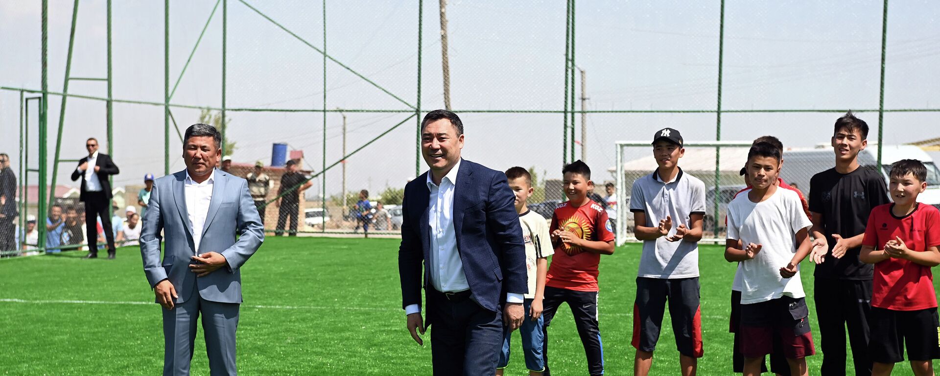 Президент Садыр Жапаров во время посещения футбольного поля - Sputnik Кыргызстан, 1920, 27.08.2021