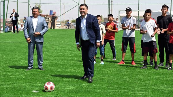 Президент Садыр Жапаров во время посещения футбольного поля - Sputnik Кыргызстан