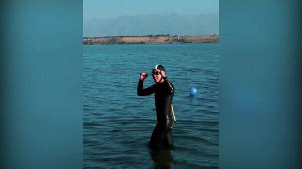 Как кыргызстанец установил рекорд, переплыв Иссык-Куль в длину, — видео - Sputnik Кыргызстан