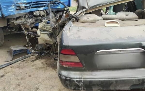 На фото видно, что легковушка сильно покорежена. В результате аварии погиб 32-летний водитель Daewoo Д. Р.  - Sputnik Кыргызстан