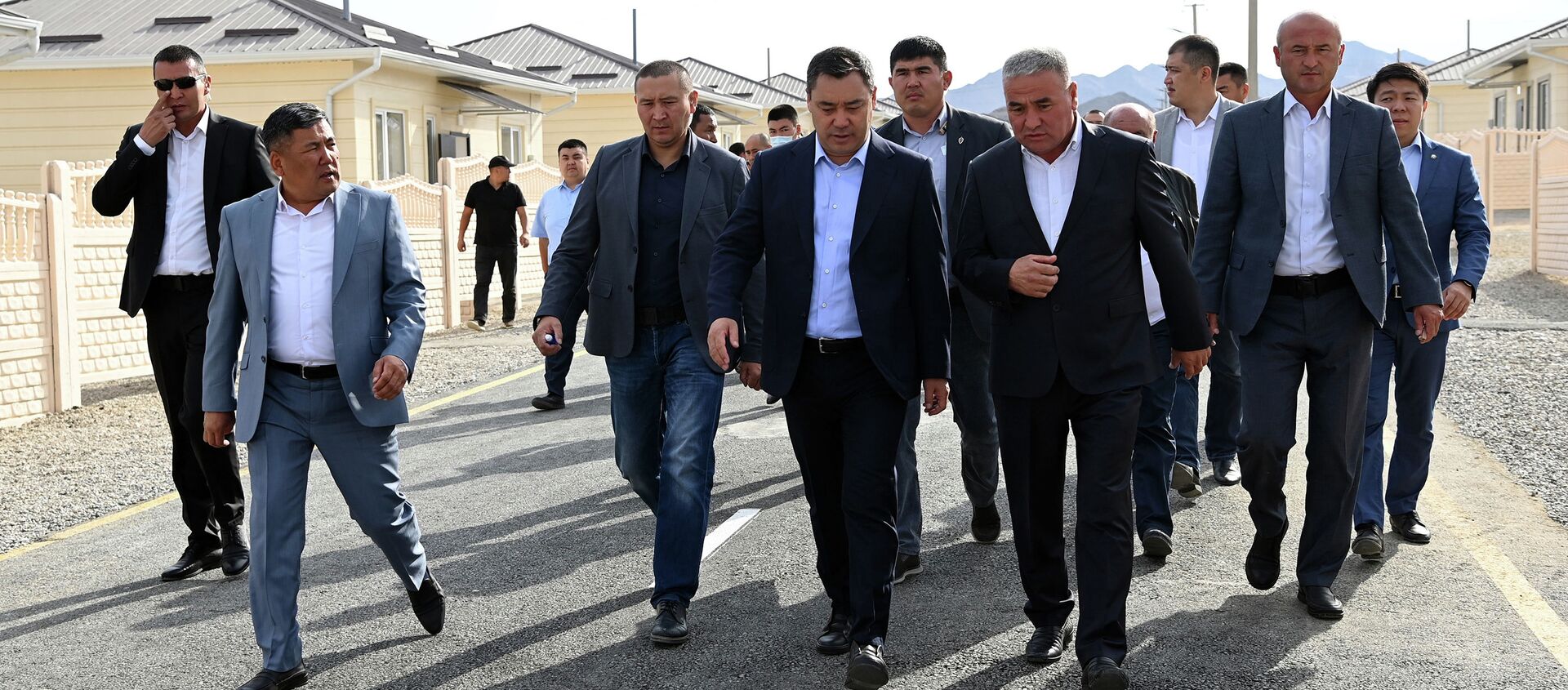 Президент Садыр Жапаров посетил городок, возводимый семьям погибших во время пограничного конфликта в Баткене - Sputnik Кыргызстан, 1920, 28.08.2021