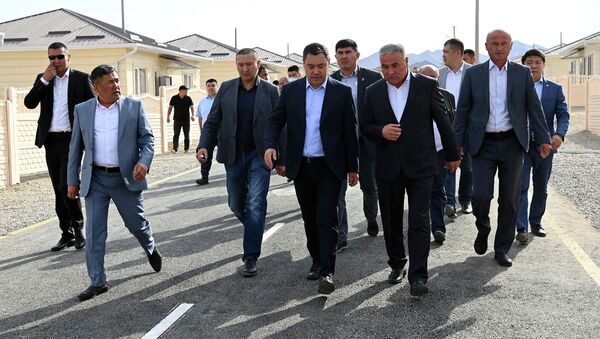 Президент Садыр Жапаров посетил городок, возводимый семьям погибших во время пограничного конфликта в Баткене - Sputnik Кыргызстан