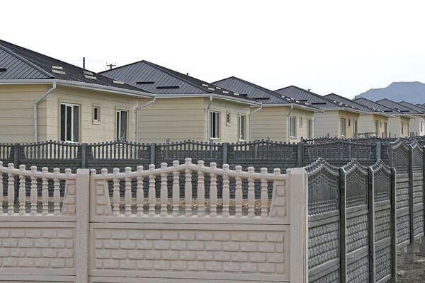 В городе Баткене практически завершилось строительство 36 домов для семей, чьи близкие погибли в ходе событий на кыргызско-таджикском участке госграницы в апреле этого года - Sputnik Кыргызстан